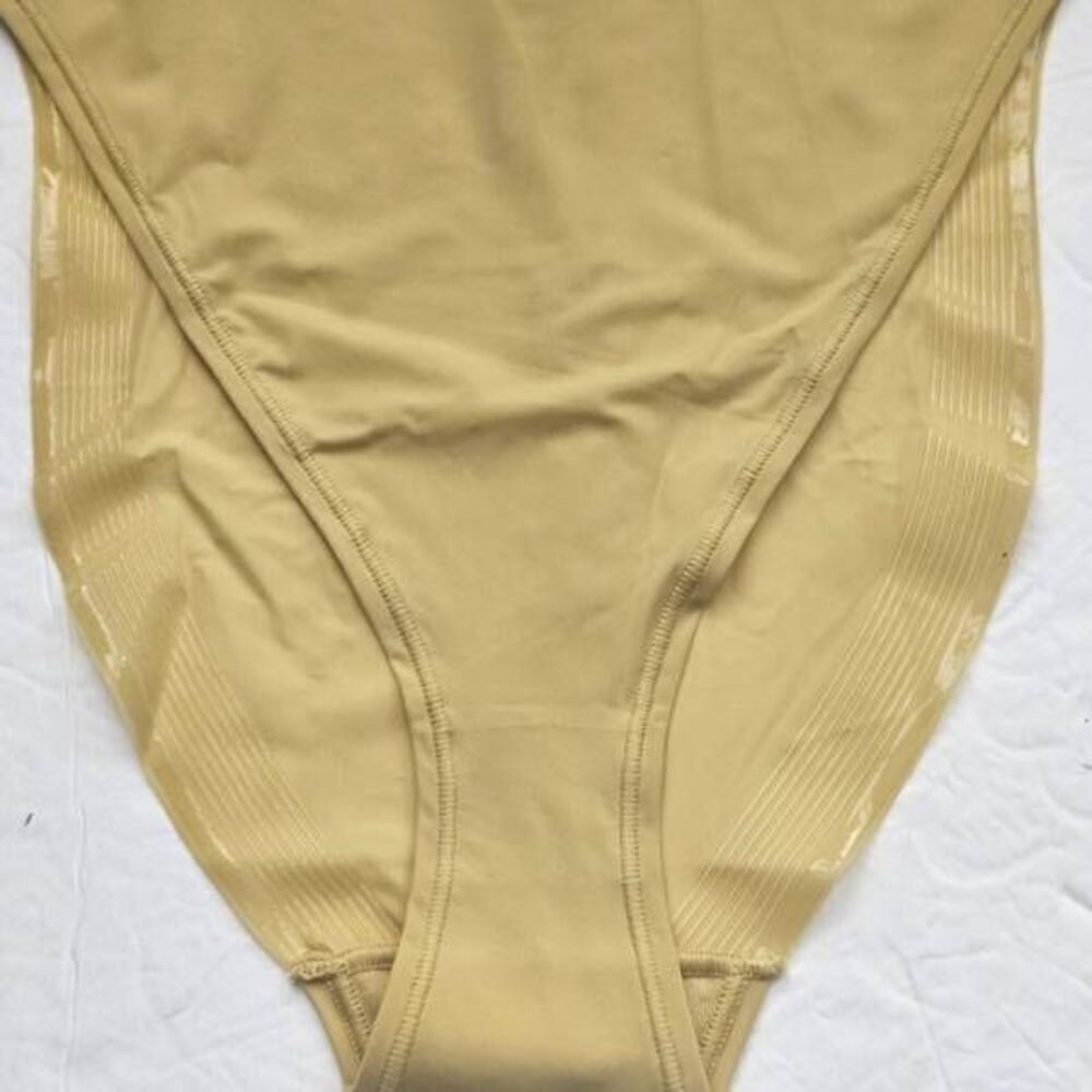 SKIMS HIGH CUT BRIEF‎ PANTY NWT - Picture 3 of 7